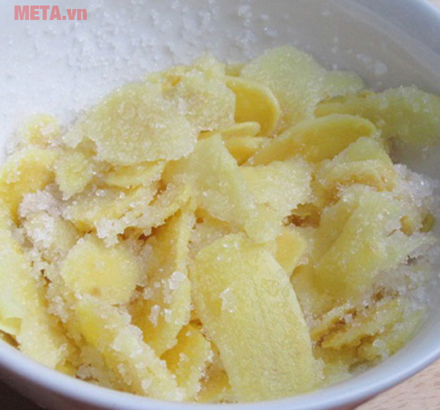 Trộn gừng đã luộc với đường