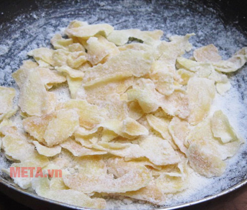 Xao mứt gừng trên chảo chống dính