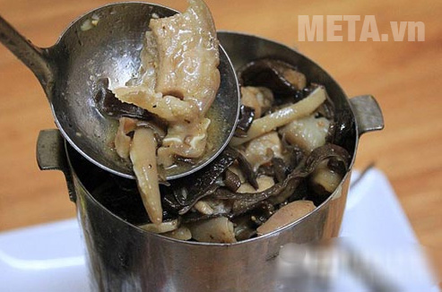 Múc thịt đã xào vào khuôn Múc thịt đã xào vào khuôn