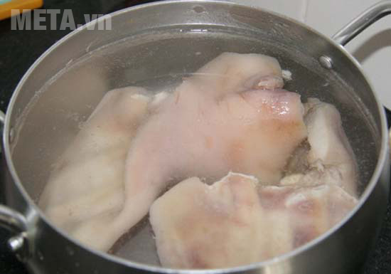 Luộc qua thịt với nước để thịt sạch hơn Luộc qua thịt với nước để thịt sạch hơn