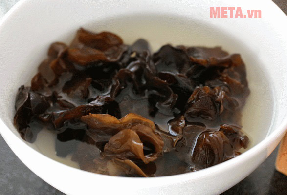 Ngâm mộc nhĩ, nấm hương với nước ấm