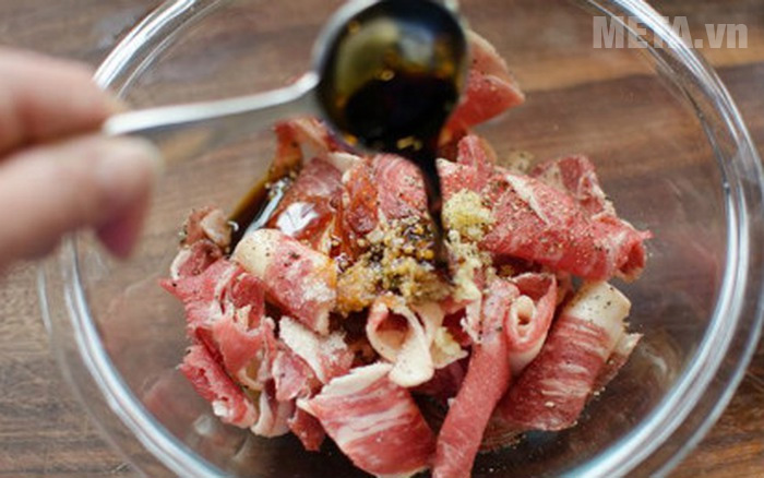 Ướp thịt bò với nước sốt