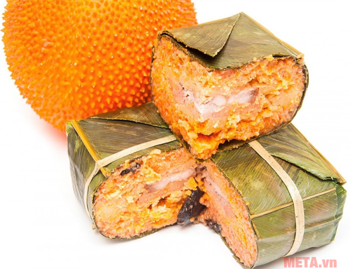 Bánh chưng gấc có màu đỏ may mắn