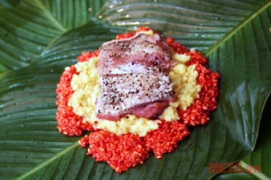 Bạn xếp 4 chiếc lá ra cho gạo nếp xuống trước tới đỗ rồi thịt