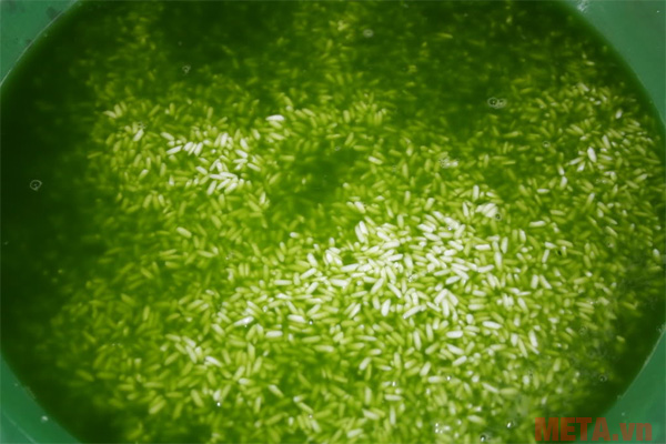 Thêm màu xanh của nước lá dứa, lá giềng sẽ giúp bánh thêm phần đẹp mắt Thêm màu xanh của nước lá dứa, lá giềng sẽ giúp bánh thêm phần đẹp mắt