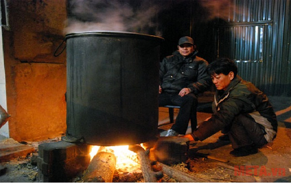 Nồi tôn sẽ giúp bánh chưng được ngon hơn Nồi tôn sẽ giúp bánh chưng được ngon hơn