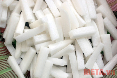 Bạn rửa sạch và gọt vỏ, thái củ cải thành hình