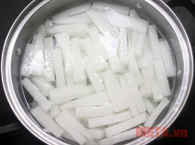 Bạn trần củ cải với nước nóng trong thời gian 2 phút