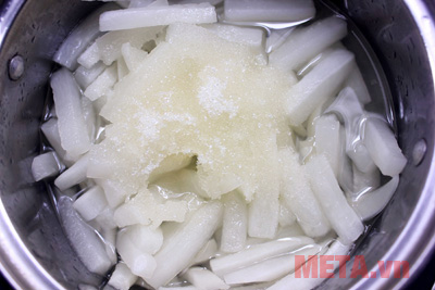 Bạn ngâm củ cải với đường theo tỉ lệ 1 kg cải - 400g đường