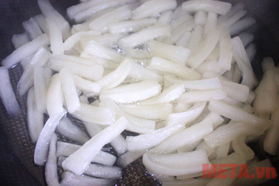 Bạn đun củ cải trên chảo chống dính đến khi sôi