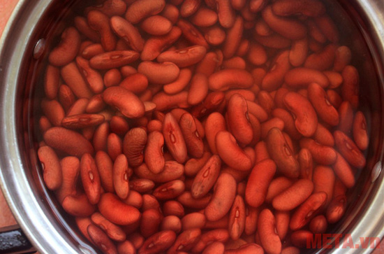 Bạn ngâm đậu với nước lạnh hoặc nước ấm qua đêm