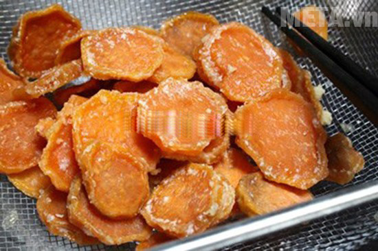 Khi đường kết tinh màu trắng như hình thì tắt bếp