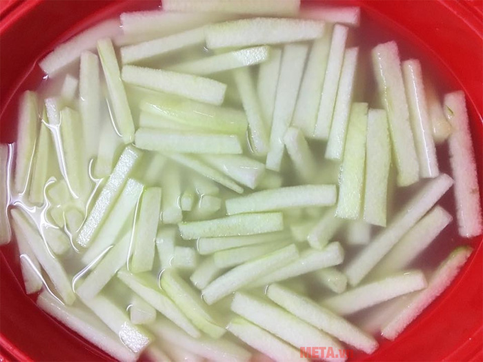 Bạn ngâm bí đao với nước vo gạo qua đêm để cho bí được trắng