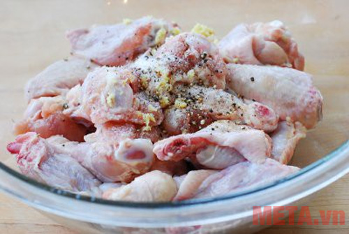 Ướp gà với muối tiêu và gừng chừng 20 - 30 phút Ướp gà với muối tiêu và gừng chừng 20 - 30 phút