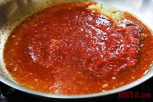 Bạn làm sốt các gia vị cho món gà Bạn làm sốt các gia vị cho món gà