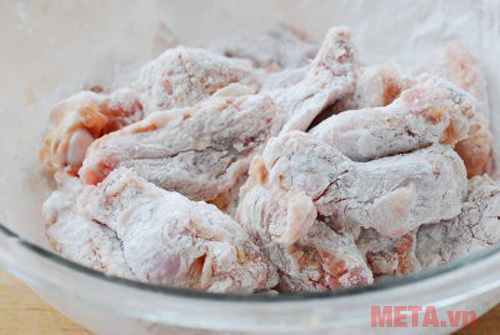 Tẩm gà với bột ngô Tẩm gà với bột ngô