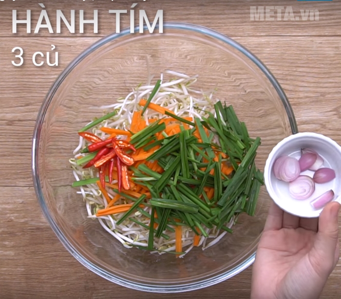 Hành bóc vỏ và cắt thành từng miếng
