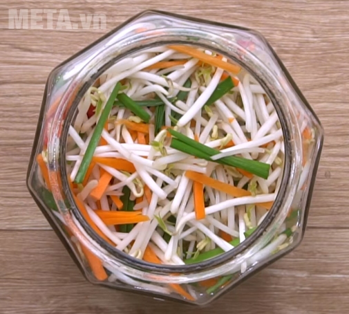 Trộn đều các thành phần dưa muối ở bát rồi mới cho vào hũ đựng thủy tinh