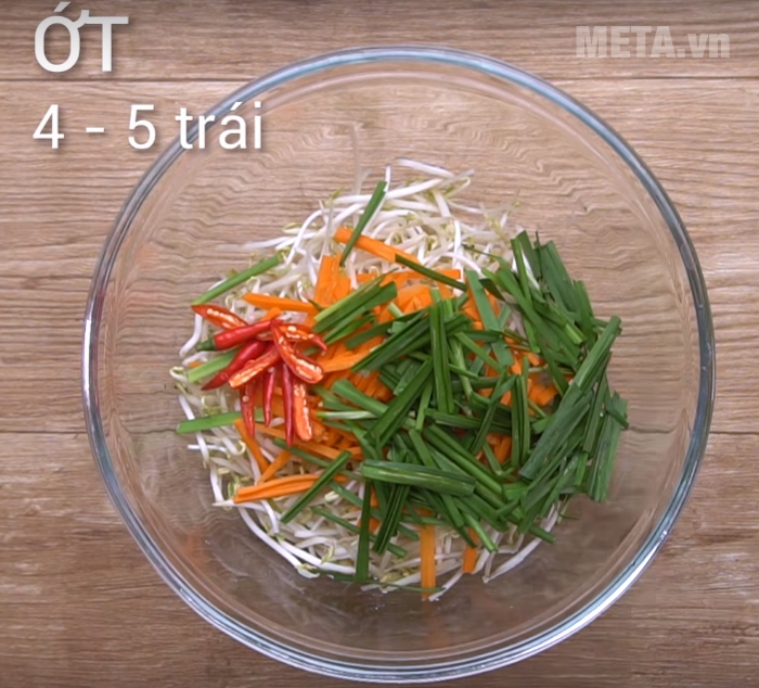 Ớt cần 4 - 5 quả và cắt chẻ ra để ngấm hơn khi ngâm