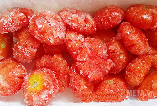 Bạn ngâm cà chua với đường theo tỉ lệ 1kg cà chua - 400g đường Bạn ngâm cà chua với đường theo tỉ lệ 1kg cà chua - 400g đường