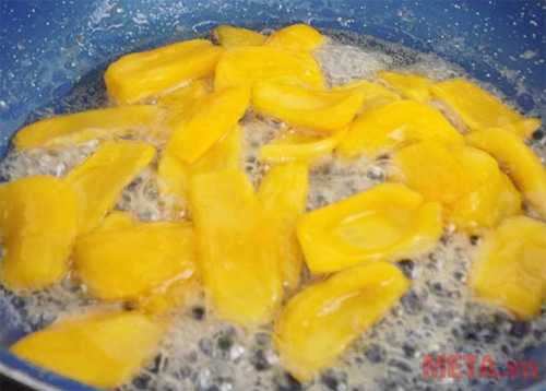 Bạn sên mứt mít dẻo ở mức lửa nhỏ Bạn sên mứt mít dẻo ở mức lửa nhỏ