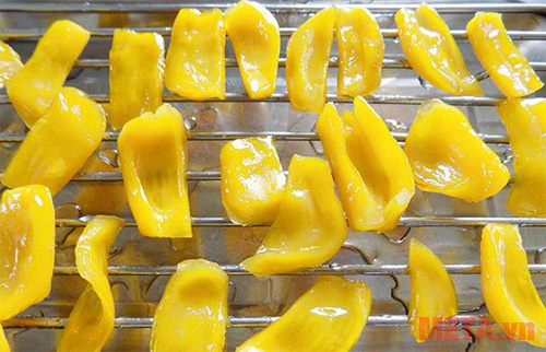 Bạn phơi mứt vào tiếng cho mứt se lại sau đó cất đi ăn dần Bạn phơi mứt vào tiếng cho mứt se lại sau đó cất đi ăn dần