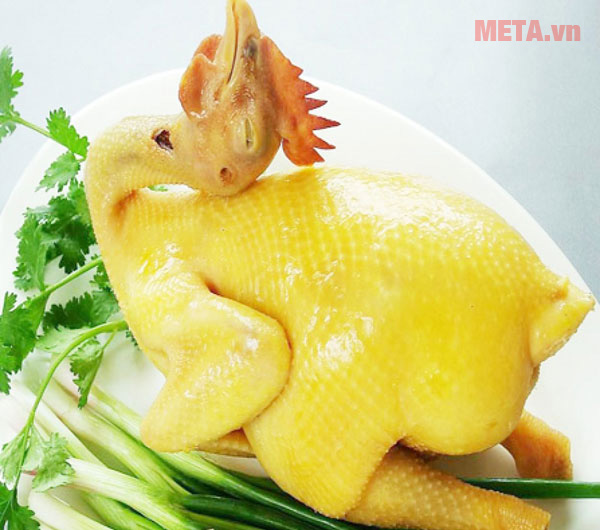 Khi chọn gà chuẩn luộc sẽ có màu vàng đẹp mắt