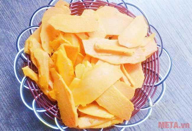 Nghệ rửa sạch thái các miếng mỏng vừa ăn