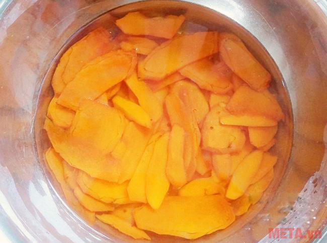 Nghệ ngâm với nước muối một giờ rồi rửa lại với nước