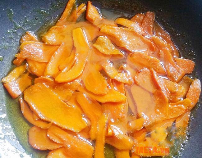 Bạn đợi đường tan ra sau đó tiến hành sên mứt