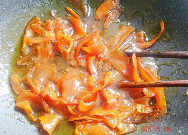 Bạn nên sên mứt trên chảo chống dính để mứt được ngon hơn