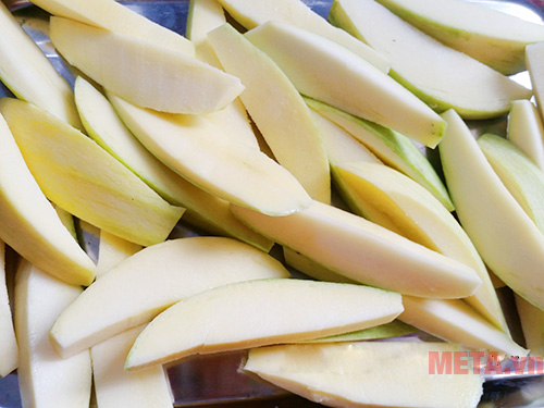 Xoài xanh rửa sạch, gọt sạch vỏ thái miếng 10 - 20cm