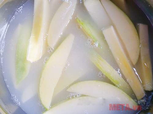 Ngâm xoài với nước vôi 3 tiếng