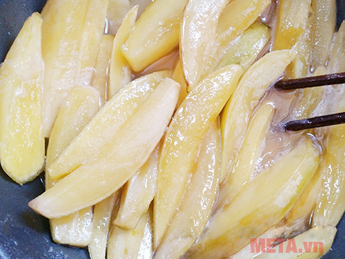 Bạn đợi đến khi đường tan hết sau đó tiến hàng sên mứt