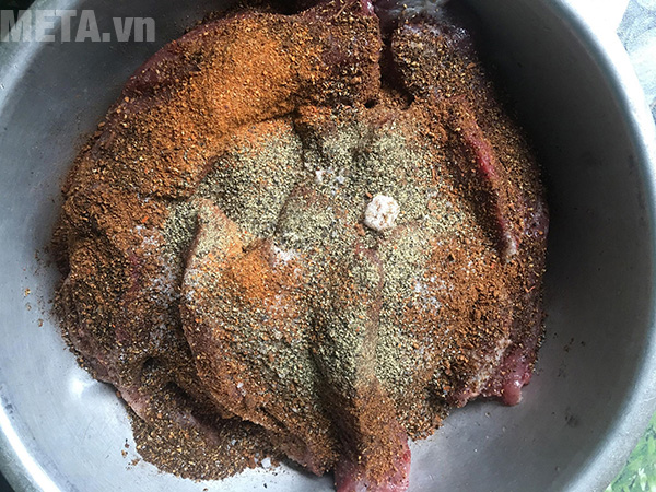 Đổ gia vị vào bát để tẩm ướt thịt Đổ gia vị vào bát để tẩm ướt thịt
