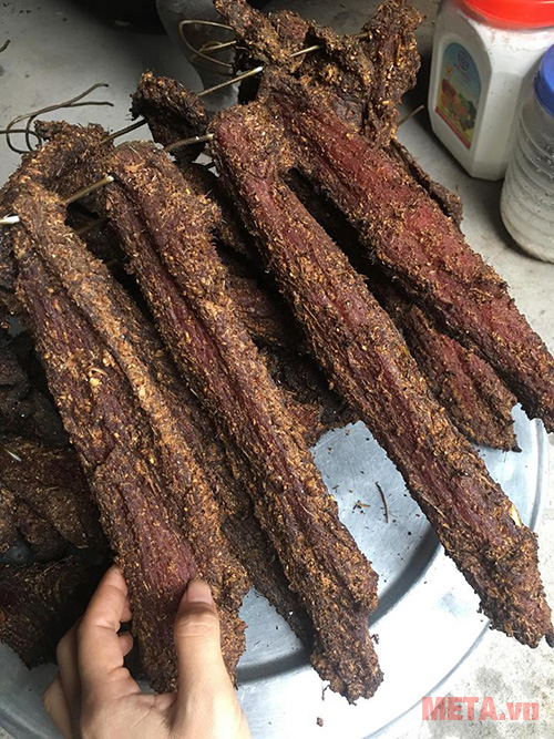 Xiên thịt vào móc sắt và đem đi hun khói 2 ngày Xiên thịt vào móc sắt và đem đi hun khói 2 ngày