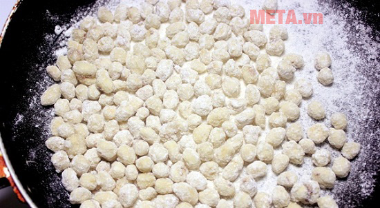 Cho lạc vào chảo rang với đường Cho lạc vào chảo rang với đường