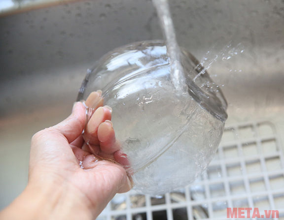 Bạn nên rửa sạch lọ hoa tươi trước khi cắm Bạn nên rửa sạch lọ hoa tươi trước khi cắm