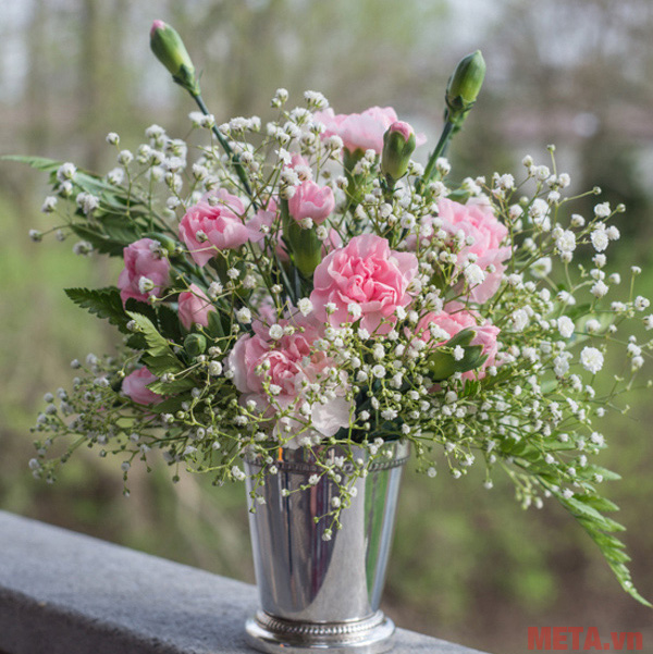 Thay nước thường xuyên và phơi sương là cách đơn giản để giữ hoa tươi lâu Thay nước thường xuyên và phơi sương là cách đơn giản để giữ hoa tươi lâu