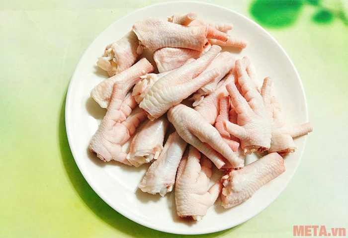 Chân gà rửa sạch, chặt bỏ móng chân Chân gà rửa sạch, chặt bỏ móng chân