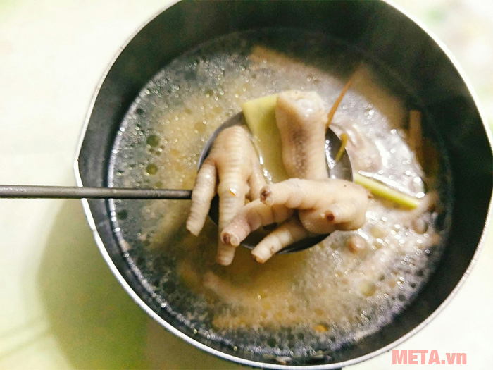 Luộc chân gà với gừng, sả, bột canh Luộc chân gà với gừng, sả, bột canh