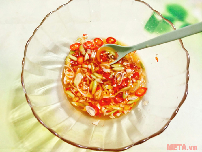 Pha nước chấm với các gia vị Pha nước chấm với các gia vị