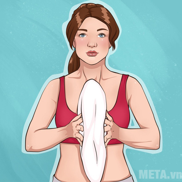 Để gối trước ngực và dùng 2 tay ép lại Để gối trước ngực và dùng 2 tay ép lại