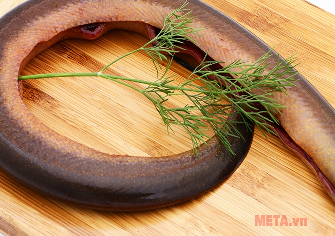 Làm sạch nhớt và mùi tanh của lươn