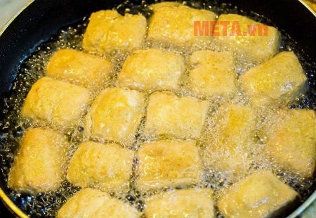 Sử dụng chảo lòng sâu, thành chảo cao sẽ tối ưu được tình trạng bị dầu mỡ bắn ra ngoài