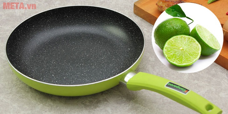 Sử dụng chanh là tuyệt chiêu đơn giản để hạn chế được tình trạng dầu mỡ bắn ra ngoài