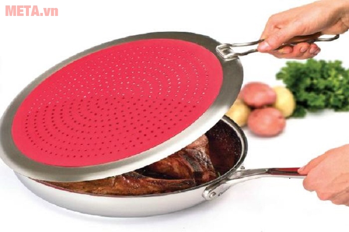 Sử dụng màn chắn dầu là phương pháp khá hay để vừa đảm bảo an toàn cho các món chiên rán lại vừa giữ được độ giòn cho món ăn