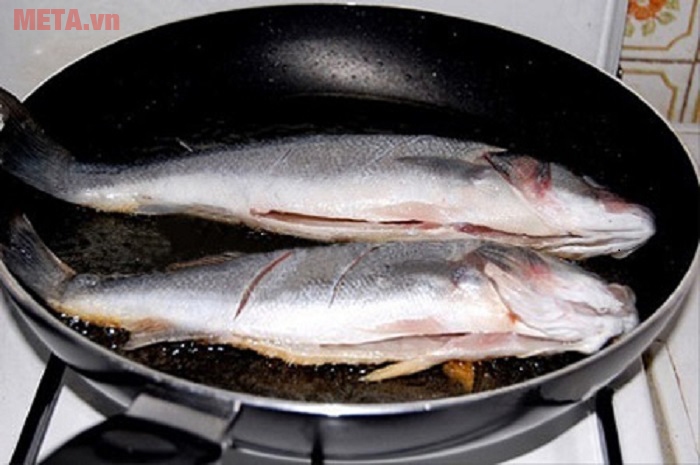 Nếu cẩn thận và chỉn chu hơn cho món rán an toàn, bạn có thể dùng miếng vải khô để lau sạch nước trước khi cho thực phẩm vào rán