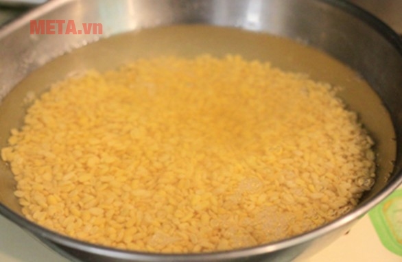 Ngâm đỗ Cách làm bánh trung thu nhân đậu xanh bằng nồi cơm điện