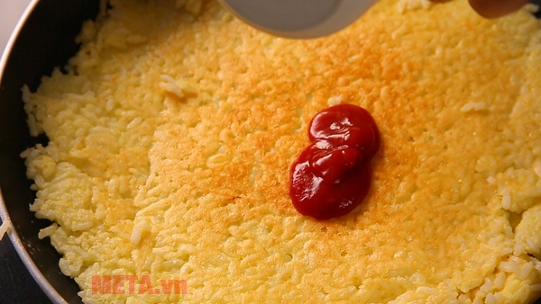 Rưới cà chua lên cơm Cách làm bánh pizza cơm nguội bằng chảo chống dính lạ miệng, ngon hết nấc